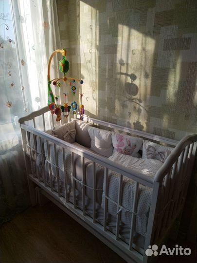 Детская кроватка с маятником