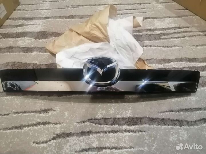 Новая накладка двери багажника Mazda CX-9