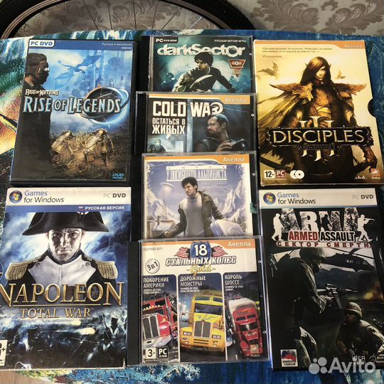 Компакт диски с играми и фильмами