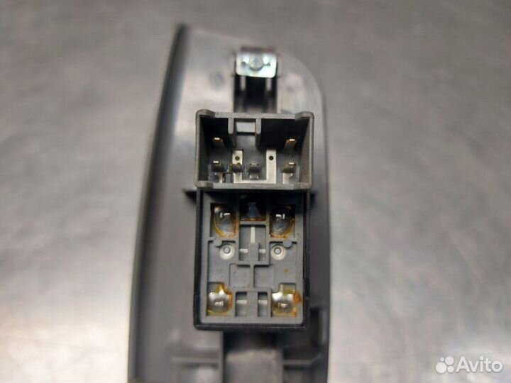 Кнопка стеклоподъемника передняя правая Chevrolet