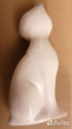 Фарфоровая статуэтка Мечтающая кошка