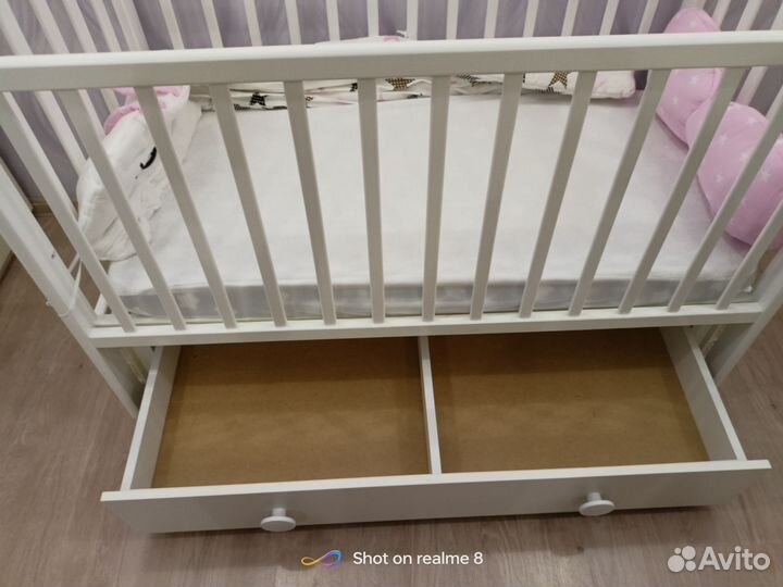 Детская кроватка с маятником