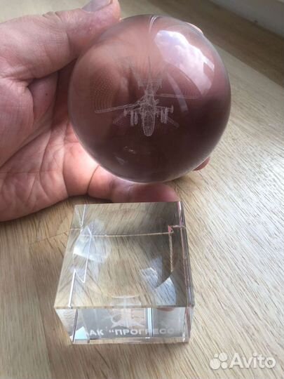 Подарочный вертолет в стеклянном шаре