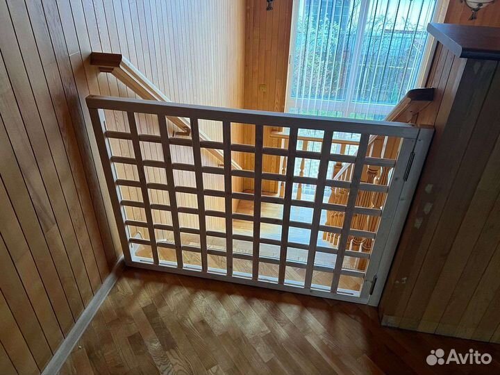 Ворота безопасности на лестницу