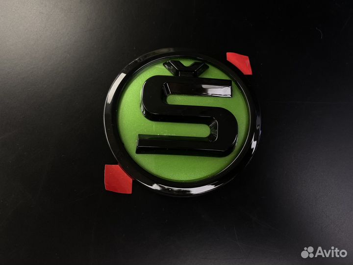 Шильдик Skoda на капот