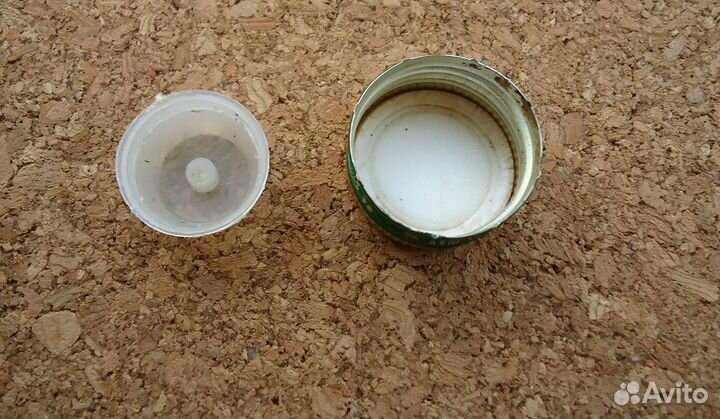 Бутылки пластиковые с крышкой и пробкой