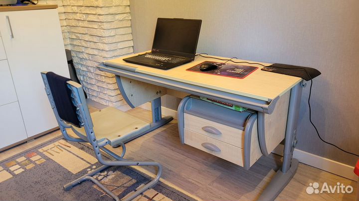 Письменный стол для школьника и стул