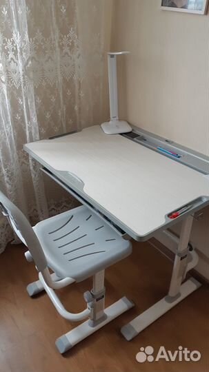 Школьная парта и стул