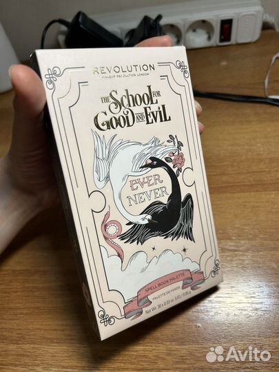 Палетка теней Makeup Revolution