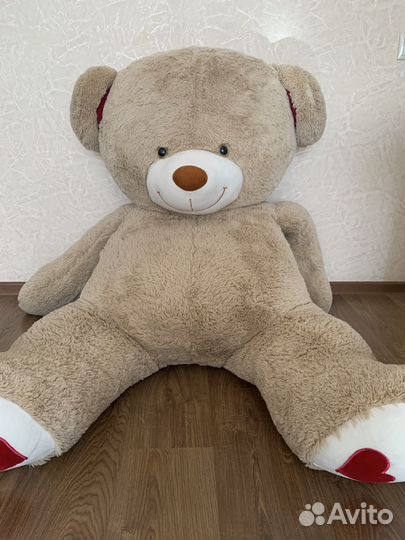 Большой плюшевый медведь