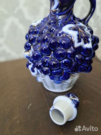 Графин -штоф,Виноград вкорзине