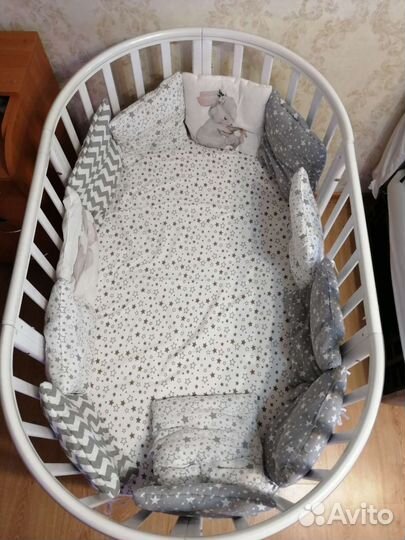 Детская кроватка с маятником