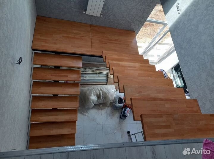 Лестница с площадкой на второй этаж