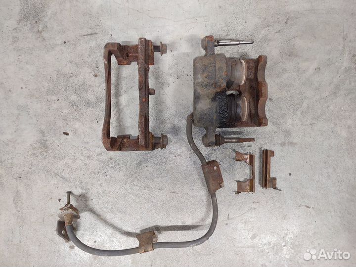 Суппорт передний правый Cadillac Escalade GMT800