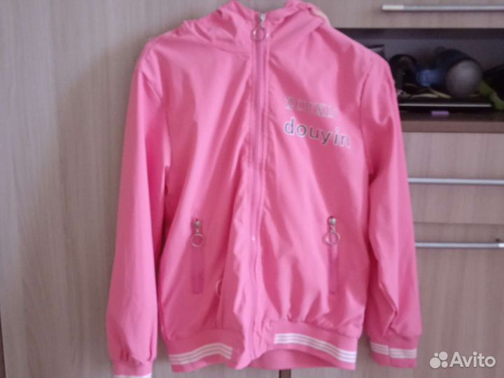 Ветровка новая на девочку 10-11 лет