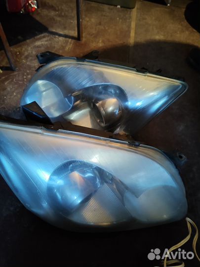 Фары на toyota avensis