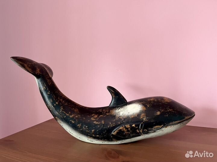 Деревянные статуэтки китов