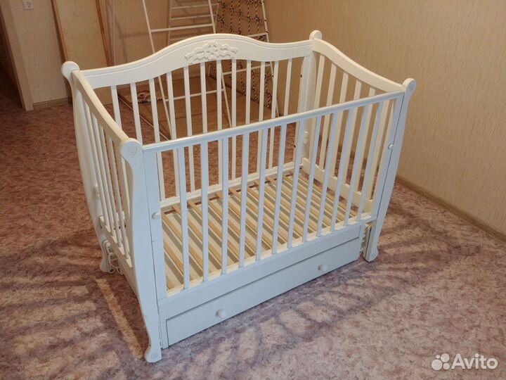 Детская кроватка с маятником