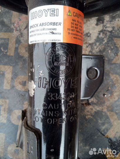 Продам стойка амортизатора toyota