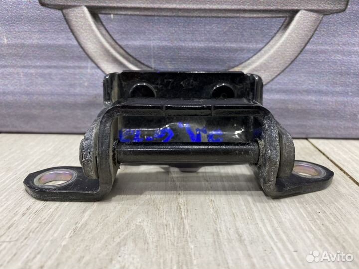 Петля двери Nissan almera G15 Лев