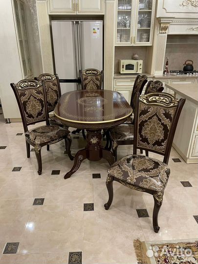 Кухонный стол и стулья