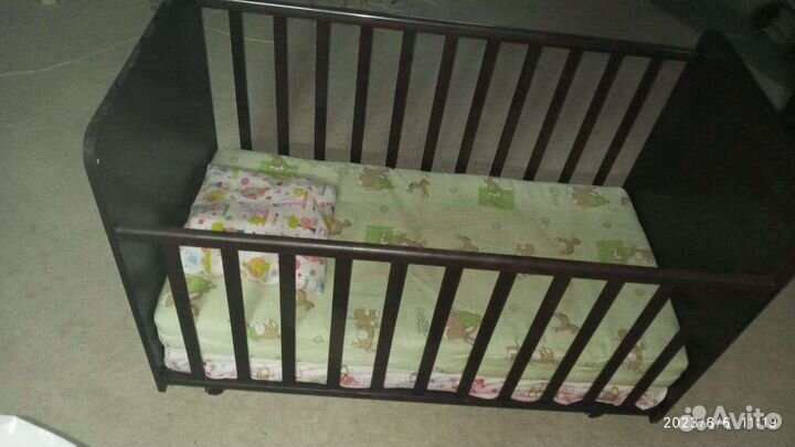 Детская кроватка с матрасом