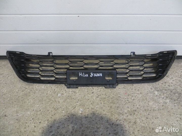 Toyota Hilux с 2018) Решетка в бампер центральная