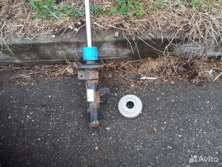 Стойка передняя левая и опорный подшипник