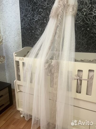 Детская кроватка с маятником