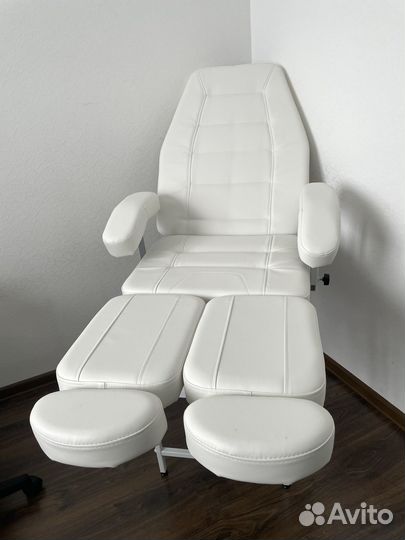 Комплект педикюрный (кресло, этажерка, стул)