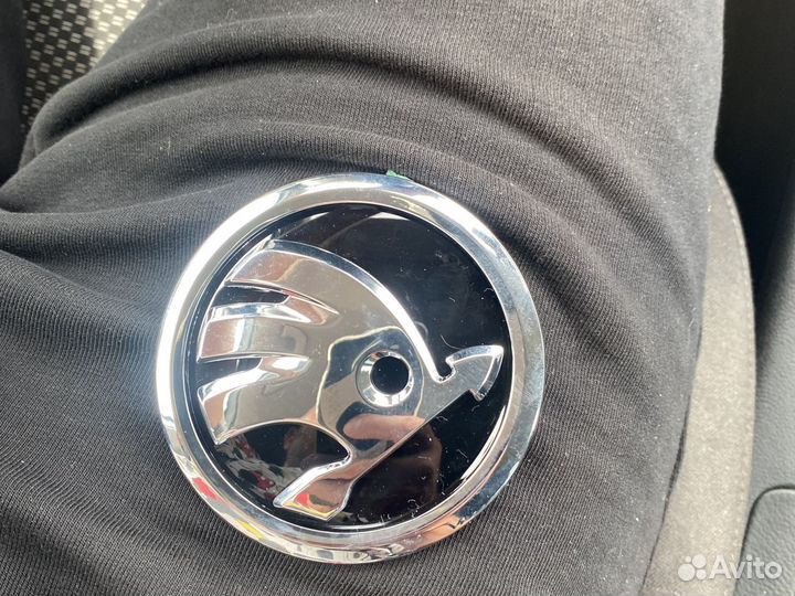 Усилитель и эмблема skoda octavia A7