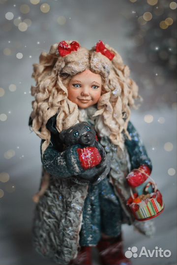 Ватная Ёлочная игрушка малышка с угощениями