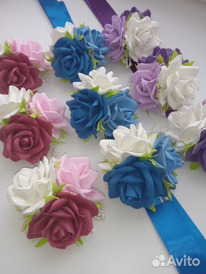 Бутоньерка, повязка на руку