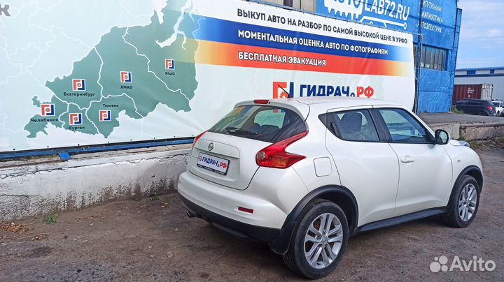 Обшивка двери багажника верхняя правая Nissan Juke