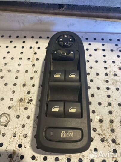 Блок управления стеклоподъемниками Peugeot 308