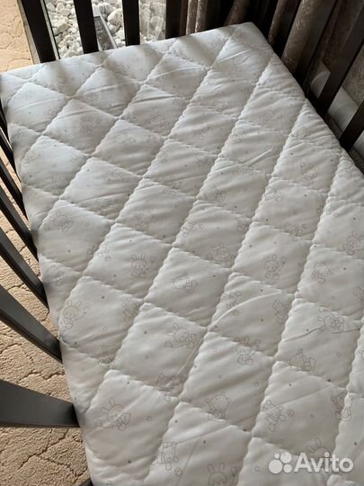 Детская кроватка с маятником и ящиком