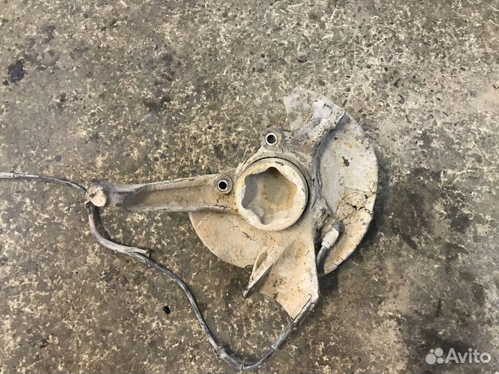 Кулак поворотный задний Audi 100 С4 седан