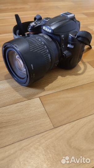 Зеркальный фотоаппарат Nikon D5000 в объективом