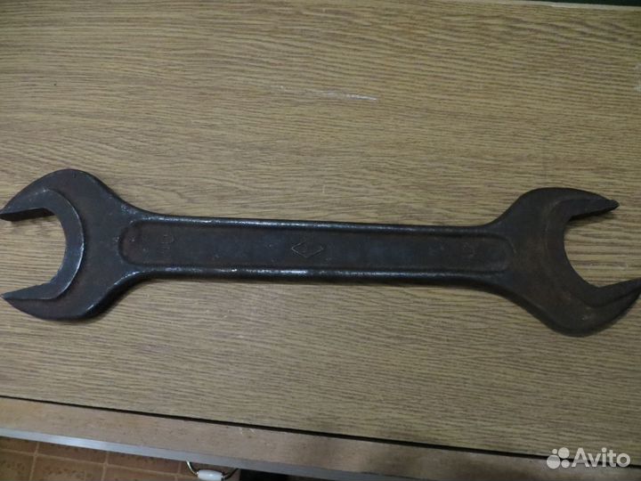 Подъемный блок и ключ гаечный (46 х 41), СССР