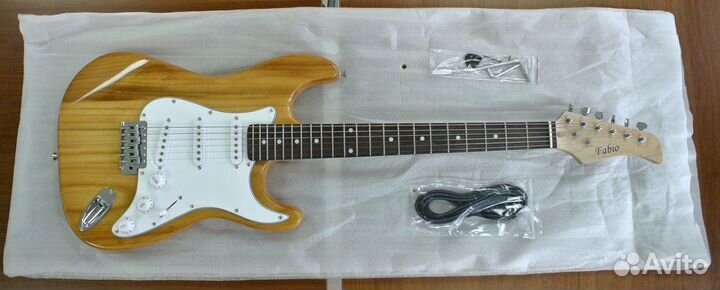 Электрогитара Stratocaster и комбик 10W(Новый)