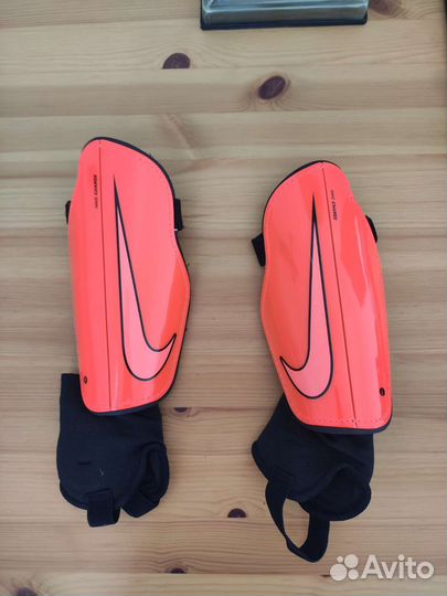 Футбольные щитки Nike размер М
