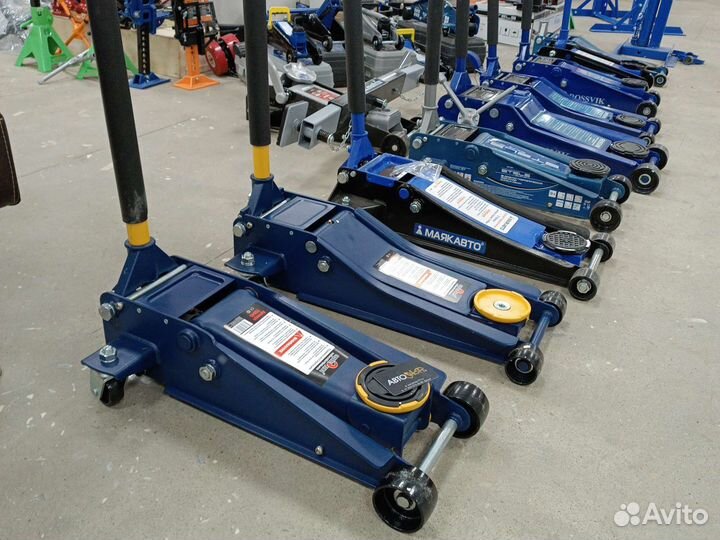 Домкрат подкатной 3 тонны Сервис ключ 75045