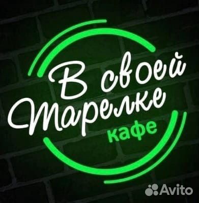 Дневной официант в кафе