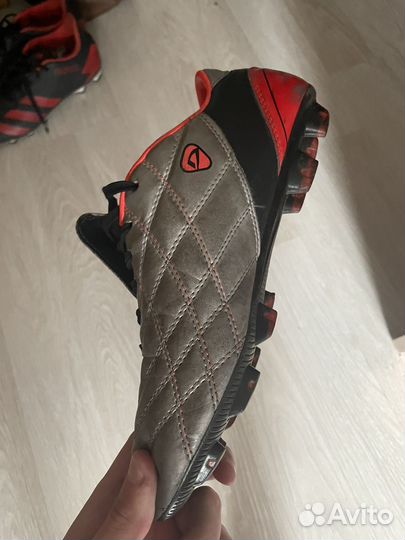 Торг) Футбольные бутсы с шипами Demix