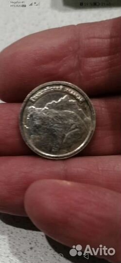 Серебряная монета, старые купюры