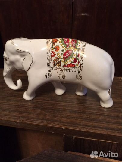 Слон фарфоровый