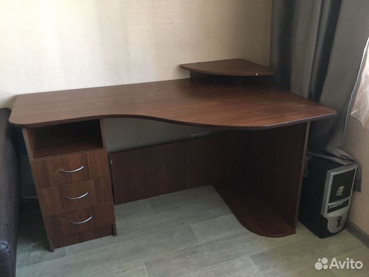 Компьютерный стол и стеллаж