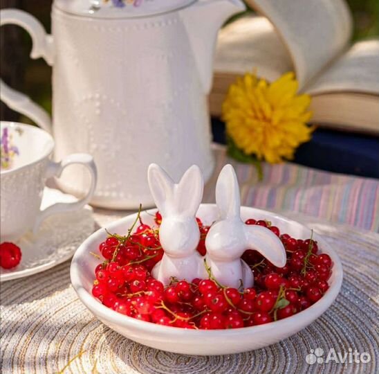 Конфетница с кроликами