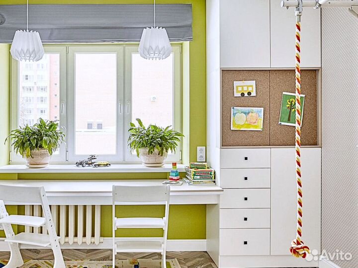Детская рабочая зона у окна для двоих