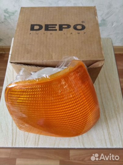 Продаю Audi 100 указатель поворота правый желтый